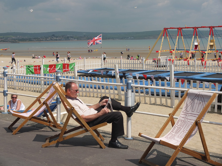 Weymouth on crutches. Photo 10